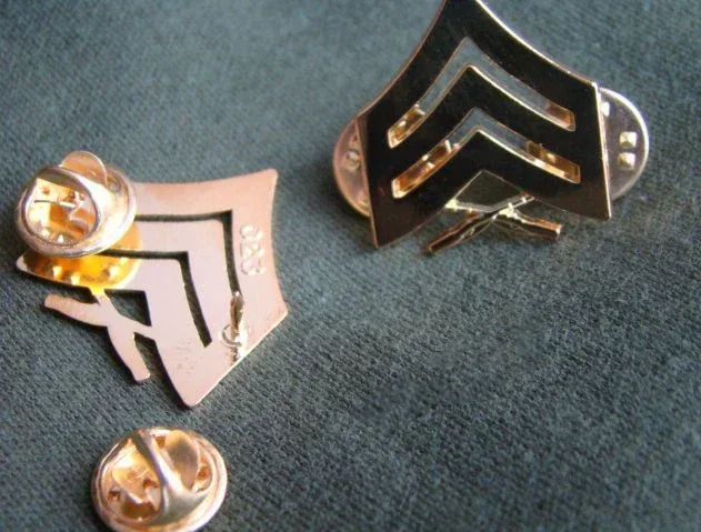 PAR DE PINES METÁLICOS DE GRADO DEL CORPUS MARÍTIMO DE EE. UU. USMC, INSIGNIA VINTAGE DE SERGENTE