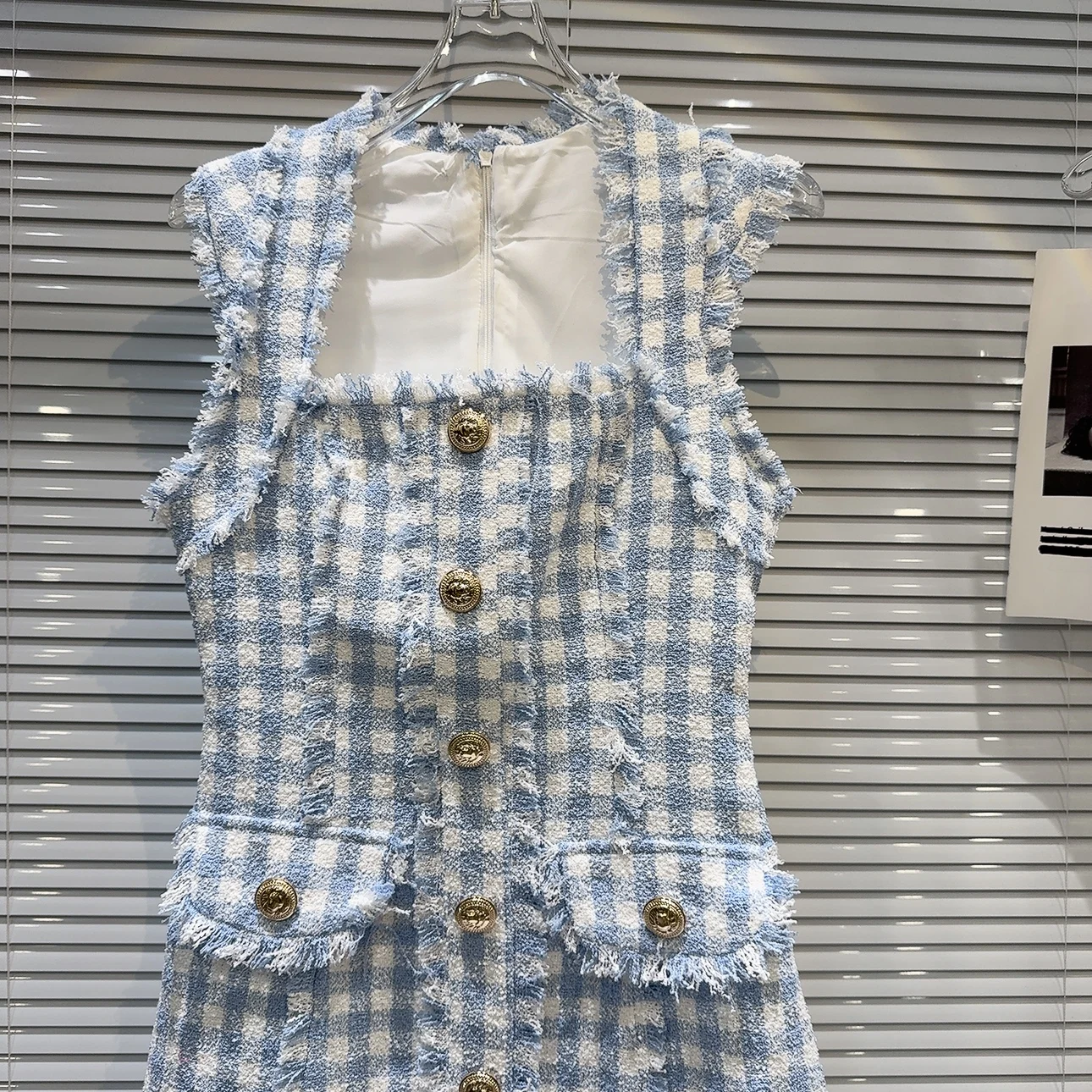 Neu eingetroffen im Sommer 2025, kariertes Tweed-Kleid mit Metallknöpfen und rohen Kanten, strahlender eleganter Socialite-Charm