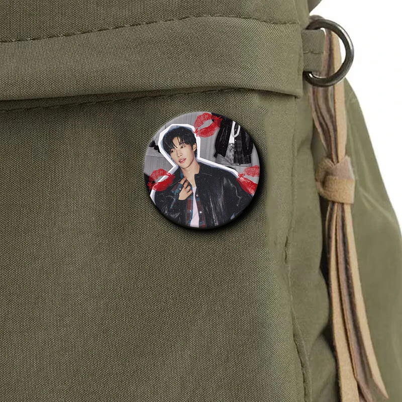 Broche/Pin Drama Coreano Kim Geon Woo Bloodhounds - usage example