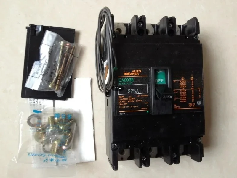 

Japan EA203B 3P225A air switch 3P200A brand new genuine circuit breaker