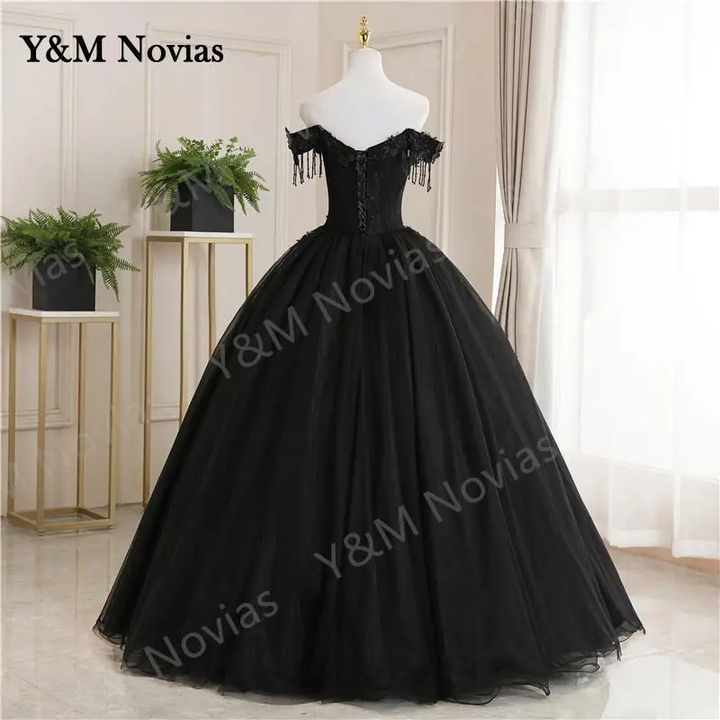 Nuovo Off The Shoulder abiti Quinceanera neri abito da ballo da ballo classico pizzo ricamo perline Plus size abiti da 15 anni