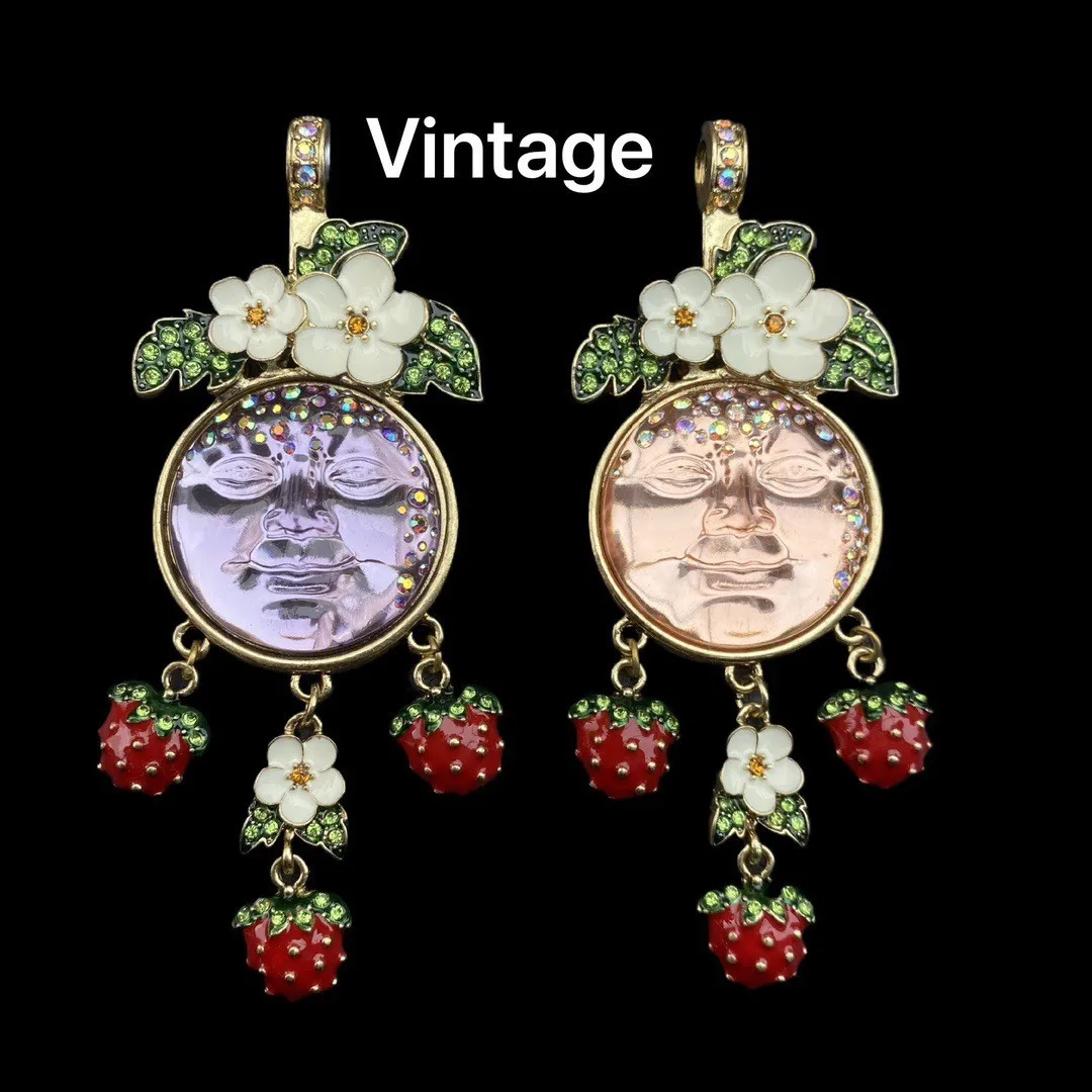 

Сладкая и свежая винтажная эмалированная маленькая клубника с блестящей бриллиантовой кисточкой