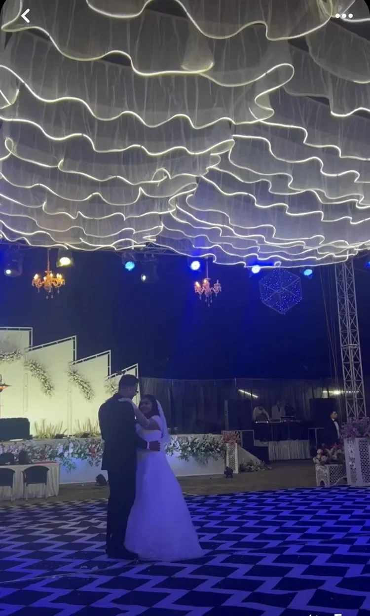 Magischer Stil Weiße Wellenförmige Deckenvorhänge Romantische Drapierung für Hochzeitsdekorationen, Party-Hintergrund, Feiertage, Geburtstage, Weihnachten E – Detail 15