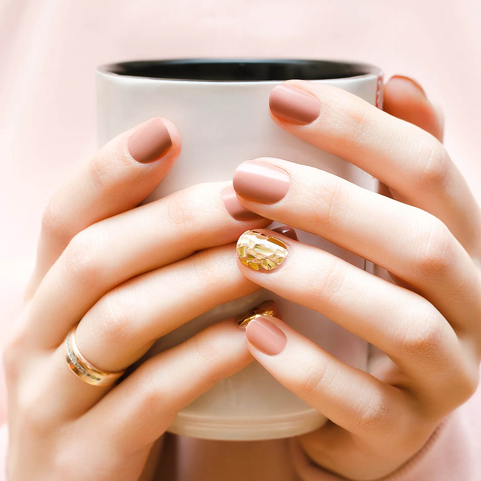 

2Sets Shiny Tinfoil Flakes Set Nail Art Metallic Foil Decorations Gold Silver Flakes for Manicure Supplies Women Girls DIY Craft