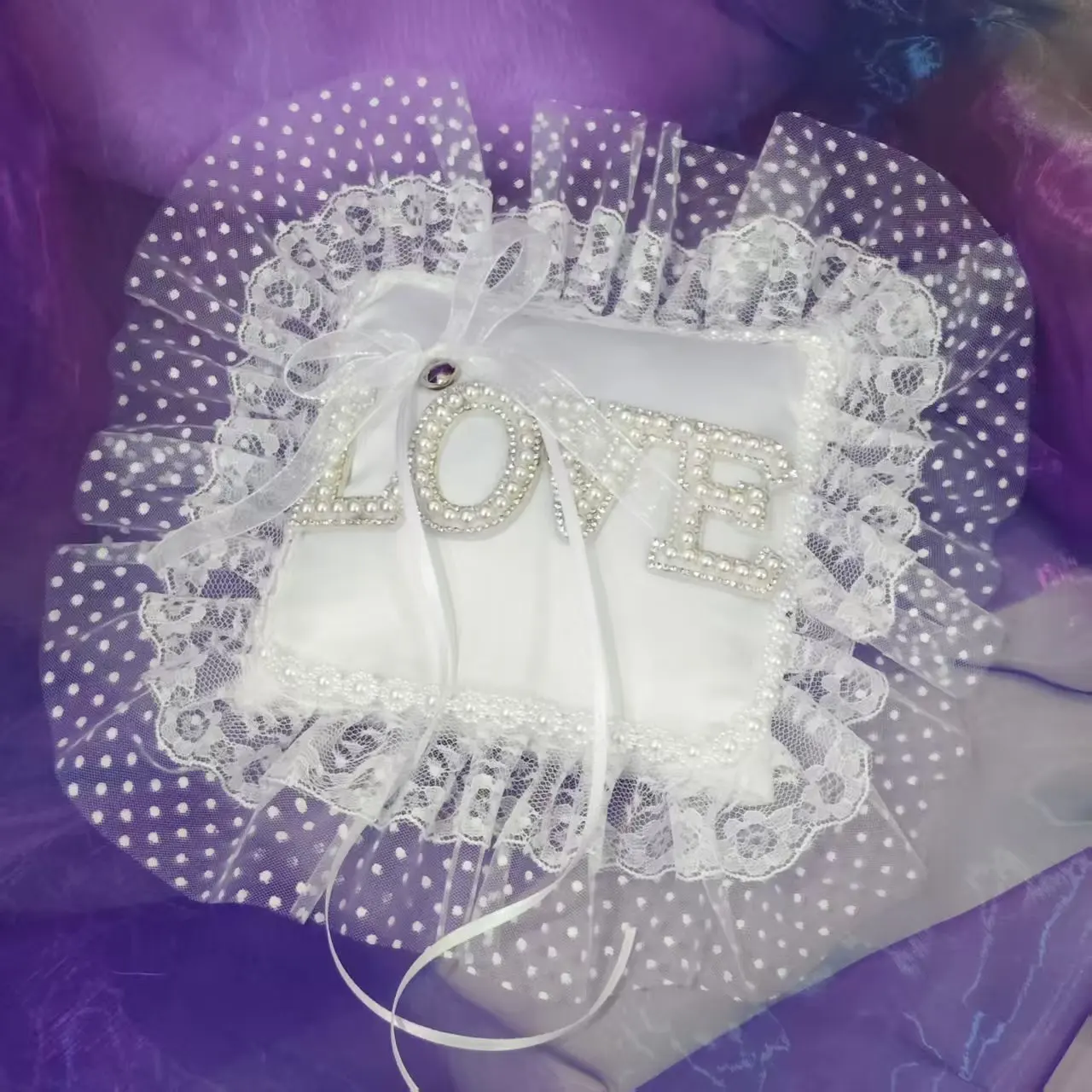 European-style wedding brides ring bearer pillow, a decorative pillow for storing wedding rings, adorned with lace and bows.