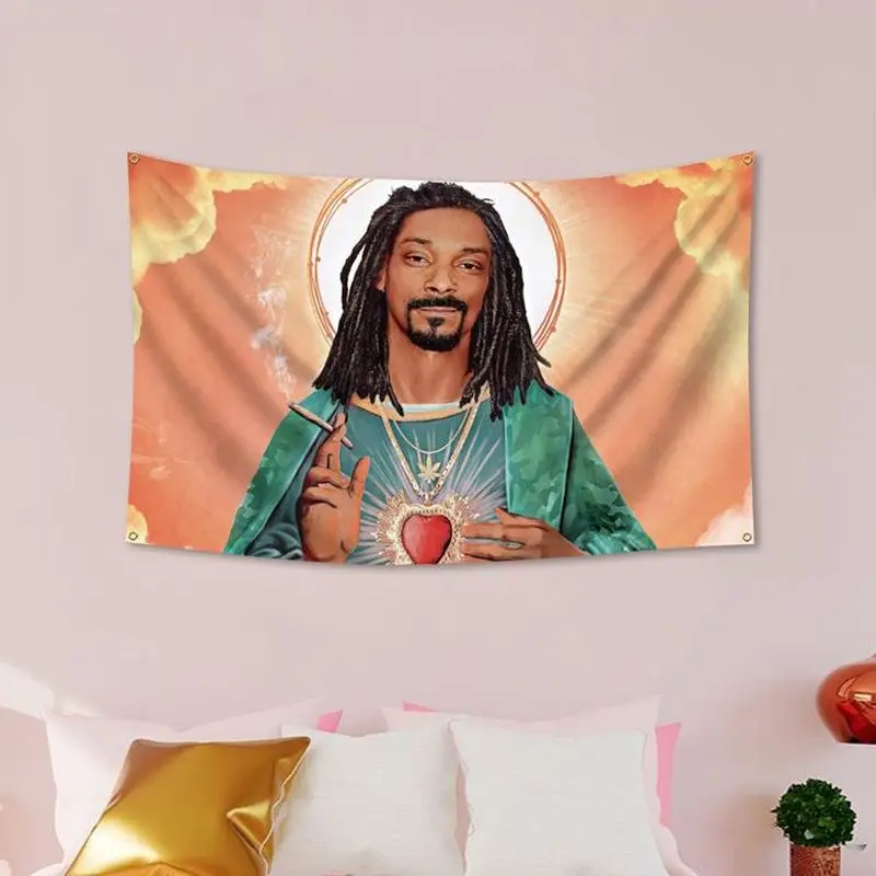VIKAMA Wandteppich im religiösen Stil mit Snoop Dogg, Heiligen-Halo und orangefarbenem Hintergrund – Wanddekoration für Wohnzimmer – Detail 4