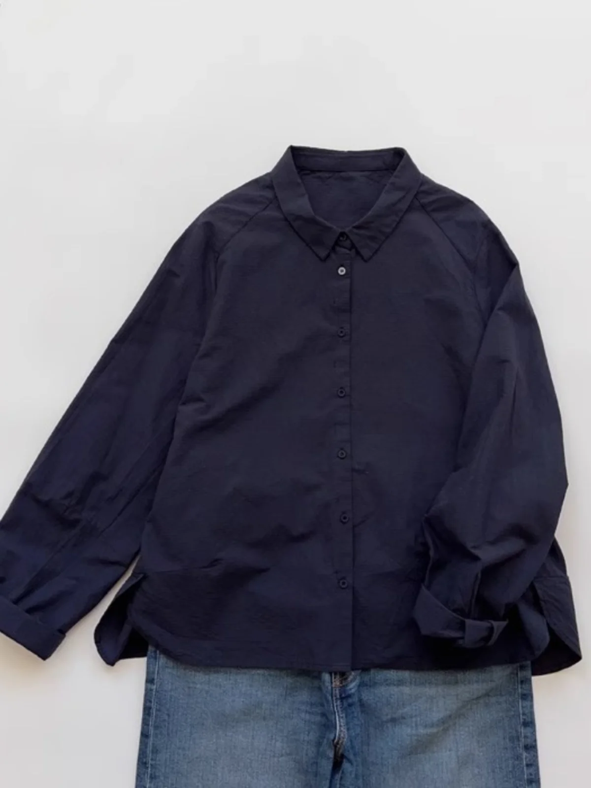 เสื้อเบลาส์ผู้หญิงสีพื้นสไตล์ญี่ปุ่น แขนยาว ปักลาย แฟชั่นฤดูใบไม้ผลิ เรียบง่าย สไตล์ลำลอง