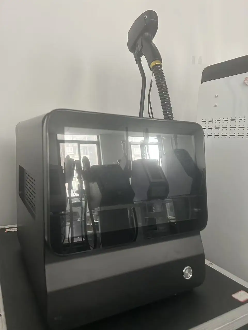 

Профессиональный диодный лазер для удаления волос Александрит с тремя длинами волн 808 755 1064, белый, титановый лазерный эпилятор 2025