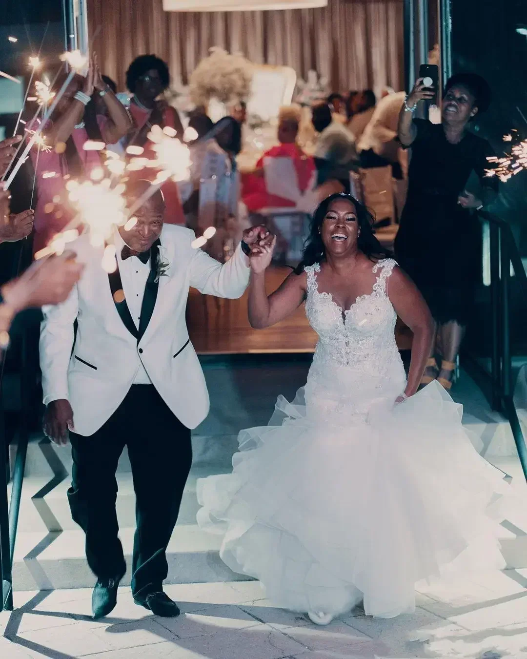 Robes de mariée sirène personnalisées col transparent Corset dos à plusieurs niveaux balayage Train Appliques perles jardin africain pays robes de mariée