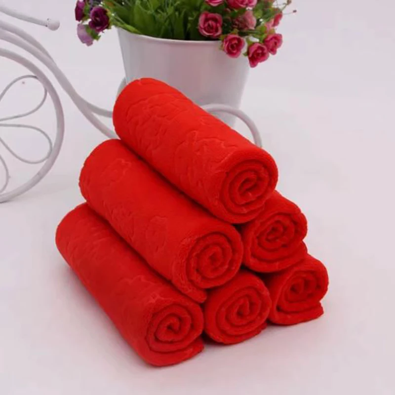 Большое-красное-бархатное-полотенце-с-тисненым-надписью-«Счастливый»-для-свадьбы