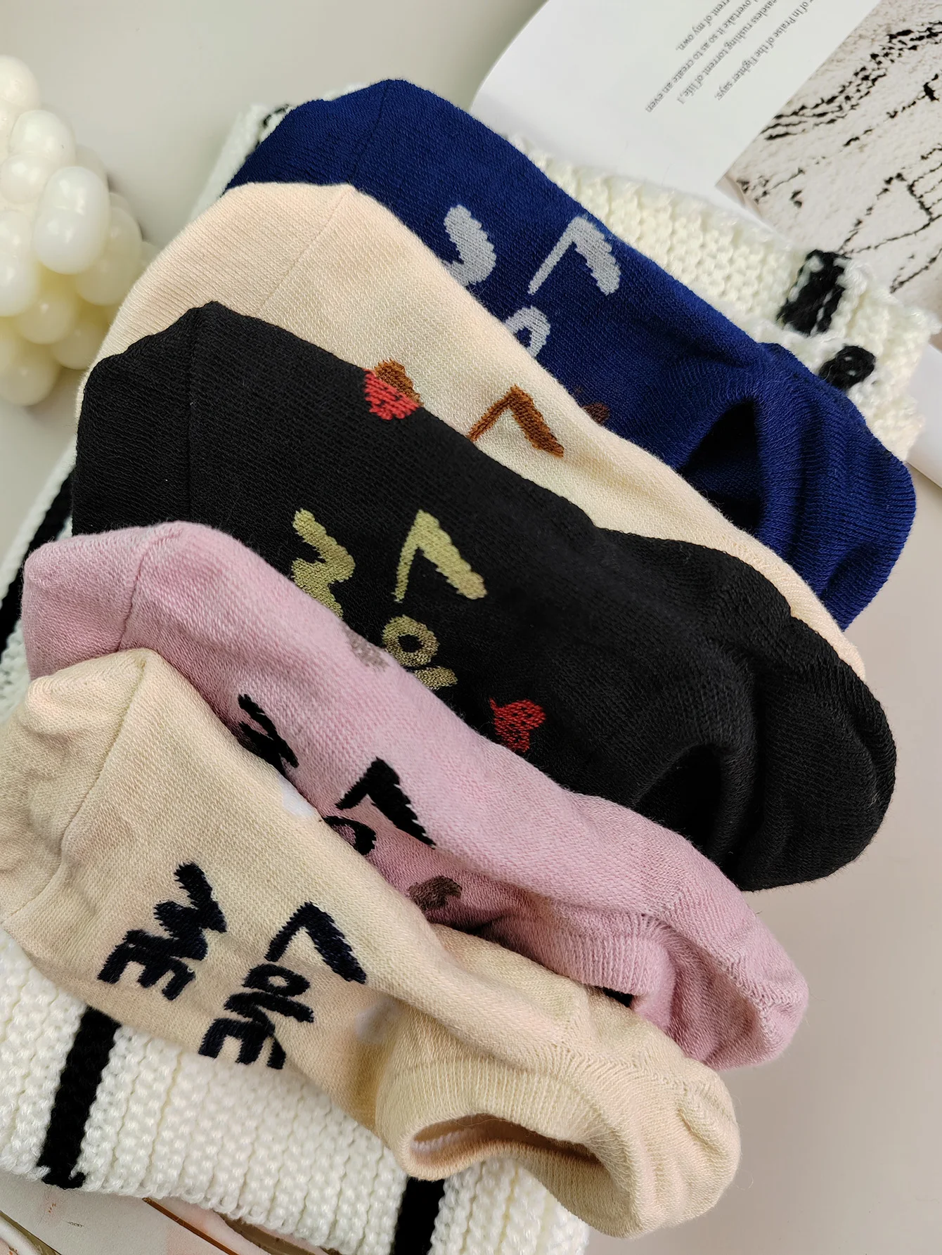5 Paar weiße, kurze, mit Blumenmuster und Schleifenstickerei verzierte, gepunktete Damensocken, feuchtigkeitsableitende, bequeme Wadensocken, geeignet für D