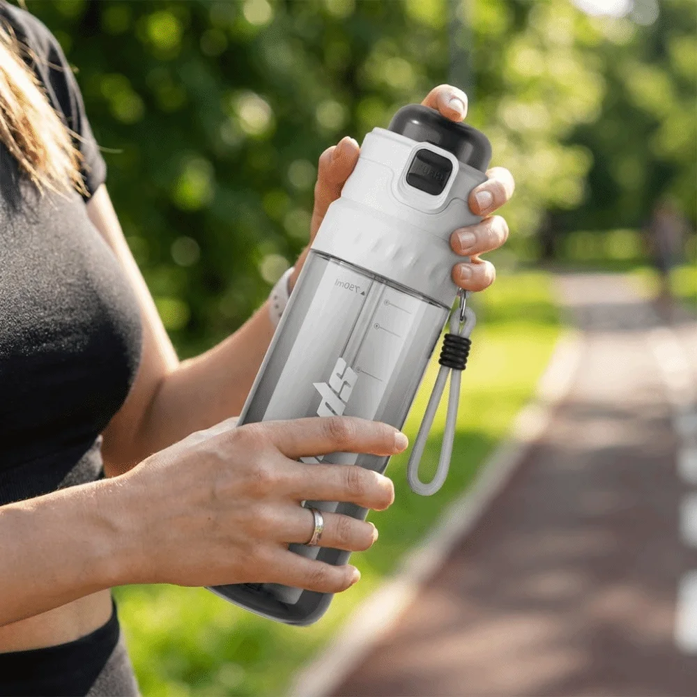 Leakproof Spray Water Bottle Portable 750ml Sports Water Cups Plastic Anti-Accidental Touch Dual Drinking Straw Cup Running