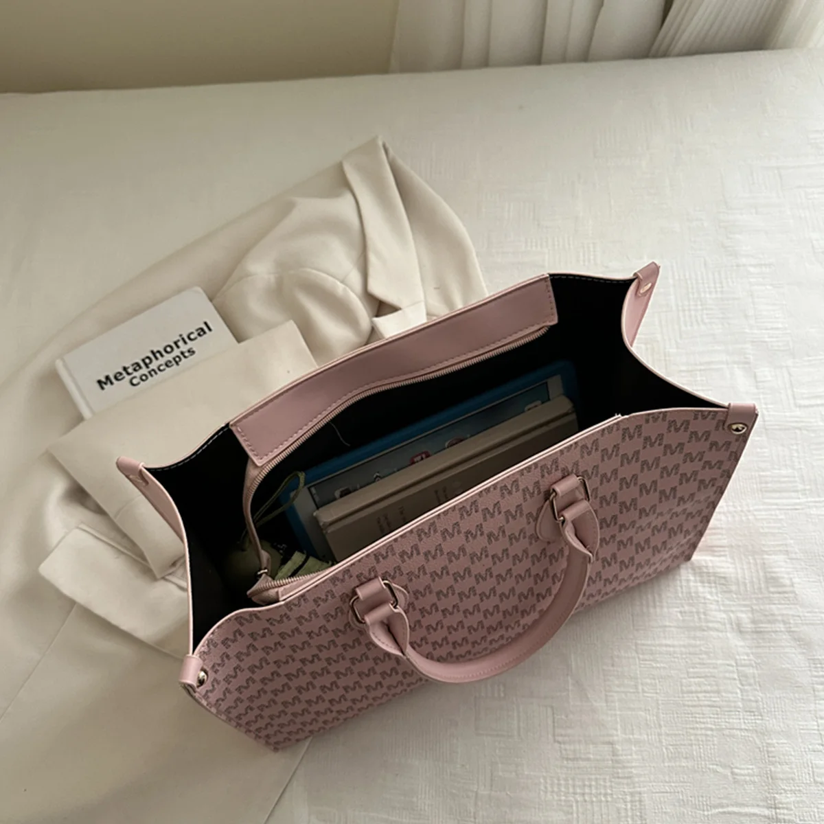 حقيبة يد نسائية فاخرة مع نمط M سطح أملس سعة كبيرة من البولي يوريثان مقاومة للماء وسحاب ومقابض مريحة للتنقل اليومي #4