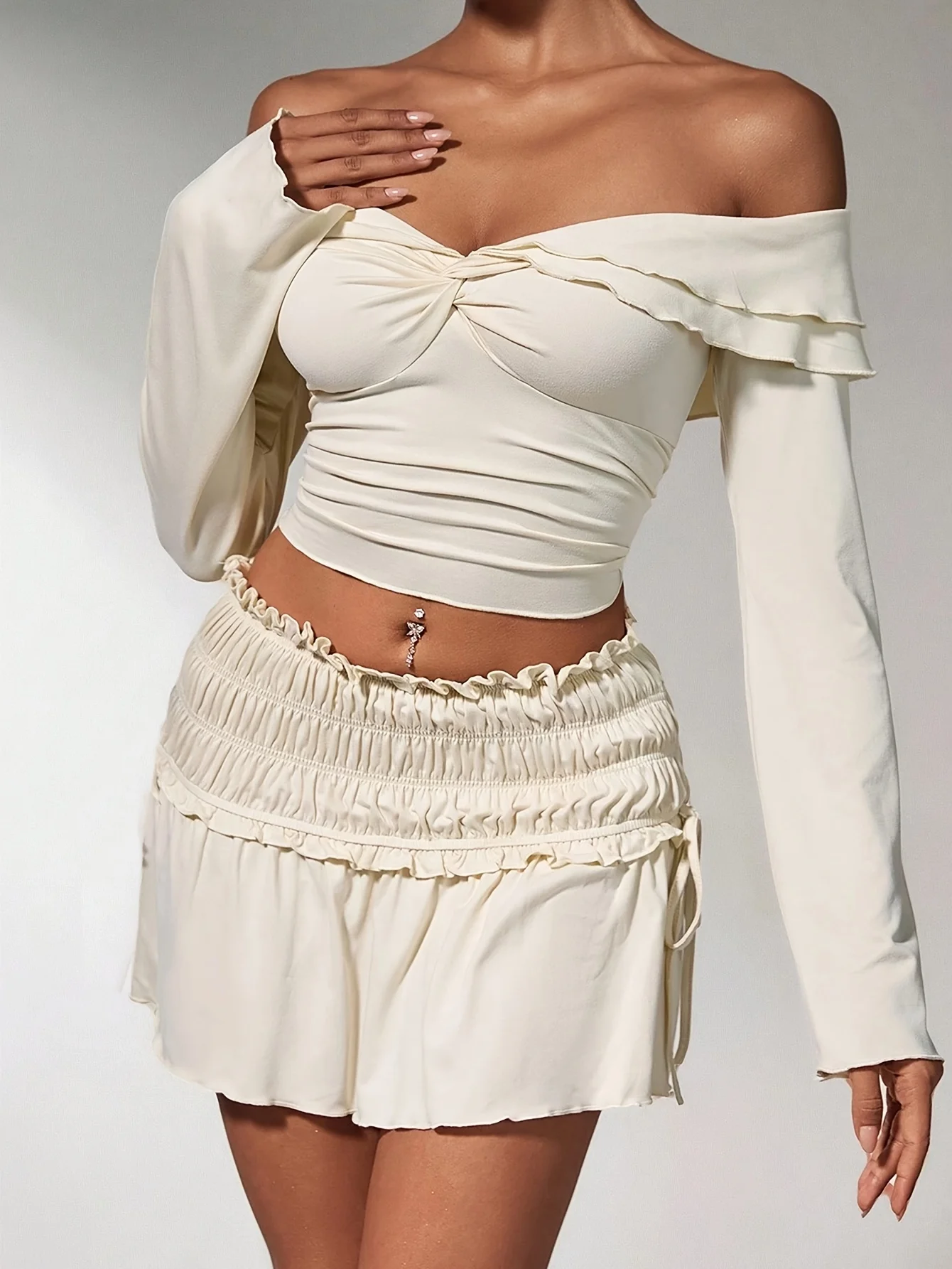 트렌디 베이지 오프숄더 러플 투피스 세트 - 여성용 긴팔 크롭탑 & 주름 미니스커트 파티룩