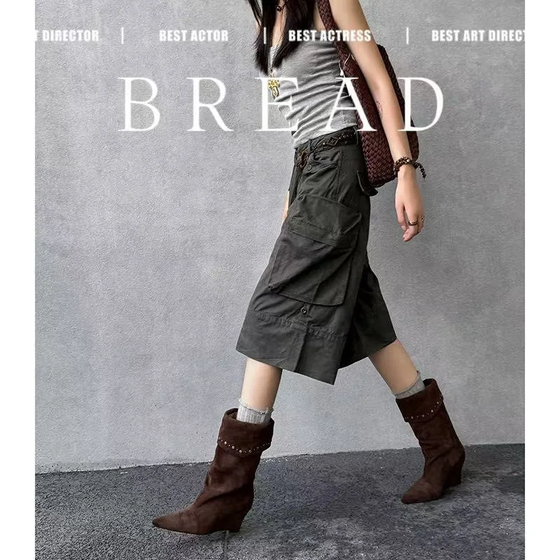 Bruine suède dameslaarzen met puntige neus, halfhoge kuit, klinknageldecor, stijlvol, elegant sleehakontwerp, comfortabel voor dagelijks gebruik, feesten