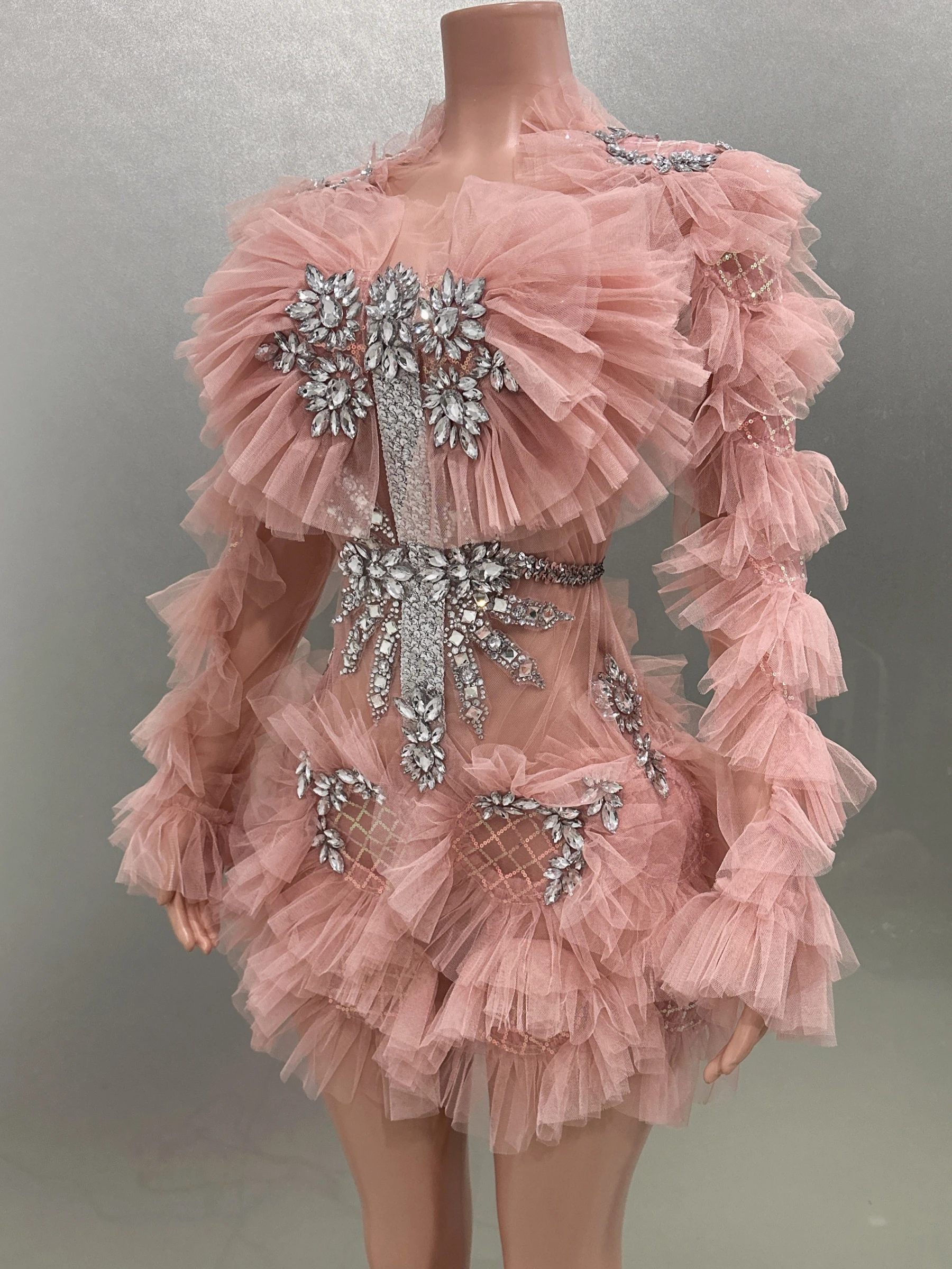 Vestido em malha com strass e lantejoulas brilhantes, babados sensuais em camadas, roupa de palco para festa noturna, traje de performance para cantora cor rosa