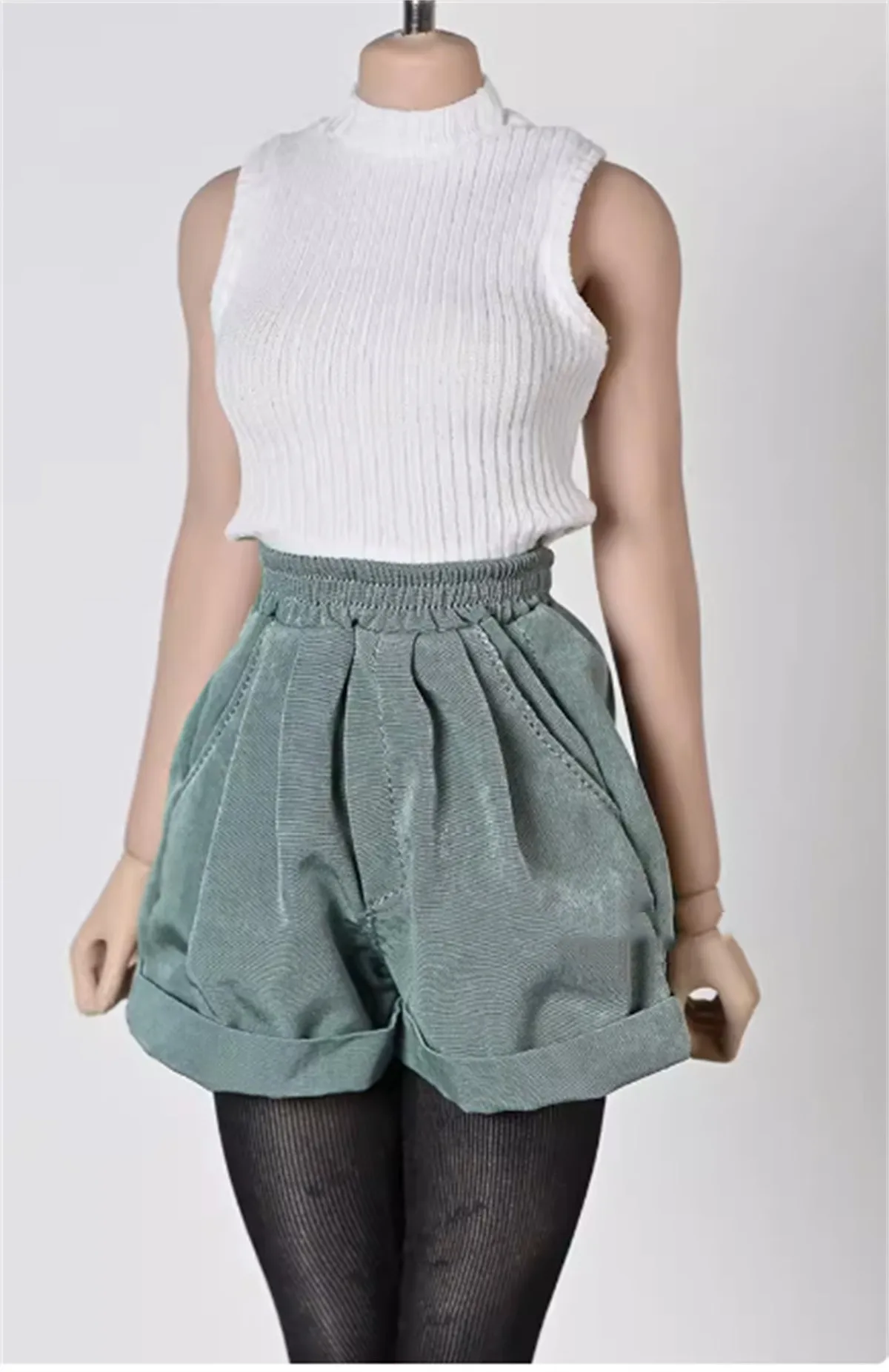 1/6 Scale Middle trousers  Pleated high waisted loose fitting shorts  For 12