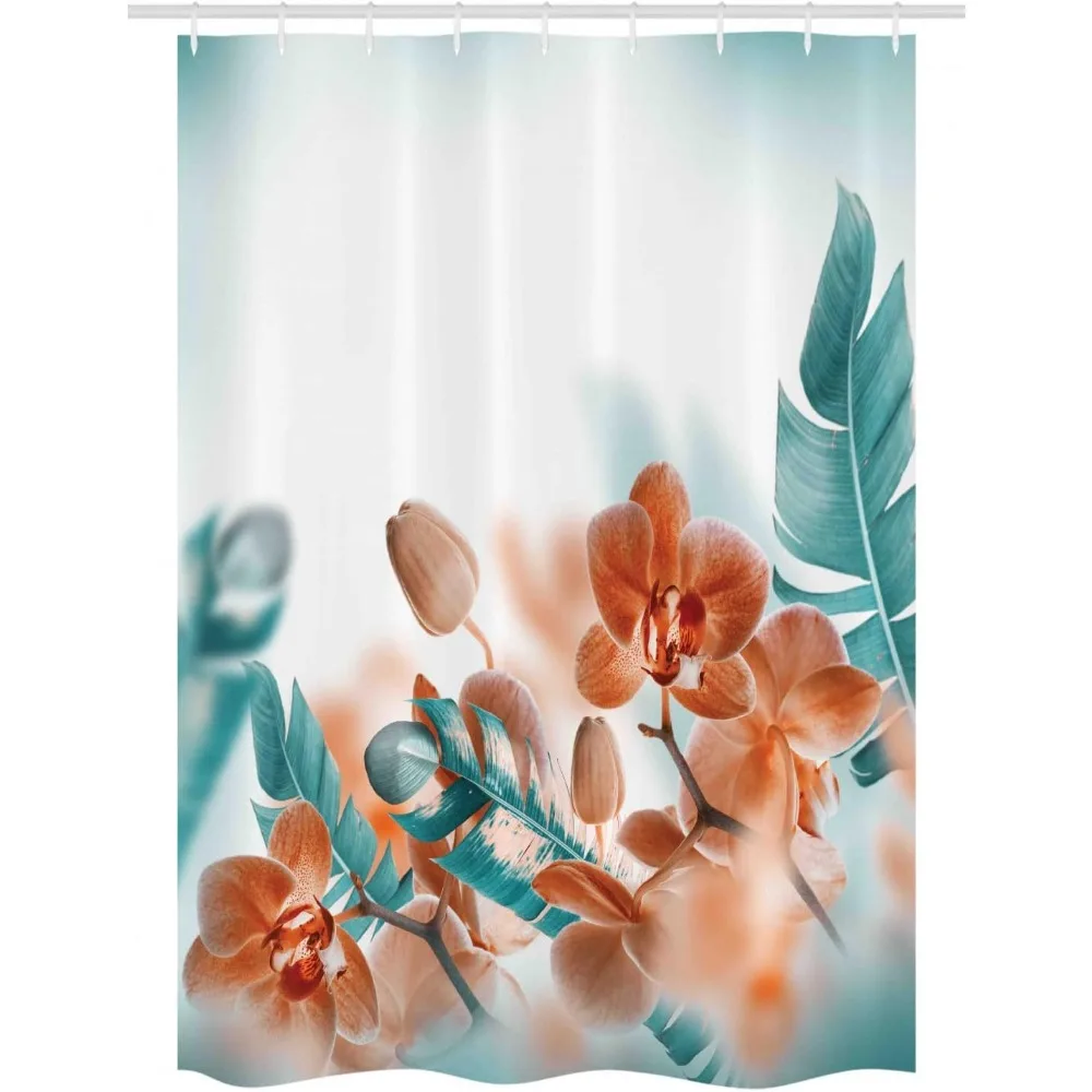 トロピカルシャワーカーテン：柔らかなぼかし背景に蘭の花と緑豊かな葉、モダンな花柄アートデザイン