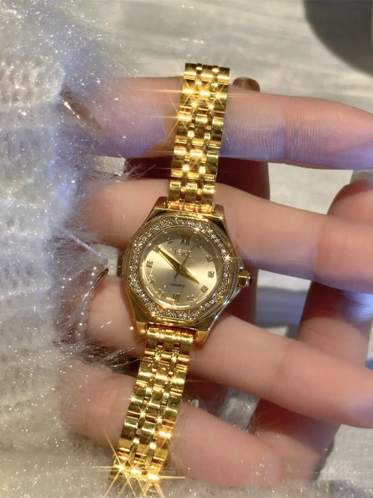 New luxury women's watch with a golden wheat ear design a small gold watch with a luxurious, simple, retro, and exquisite style.
