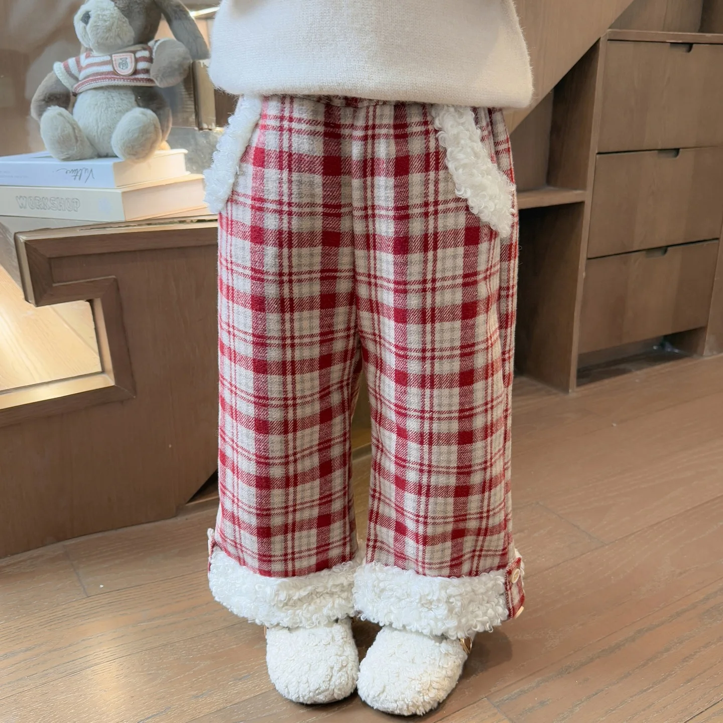 

Бархатные штаны для девочек, осенне-зимняя одежда, новинка 2025 года, детские интегрированные бархатные широкие штаны для девочек, плотные штаны для малышей