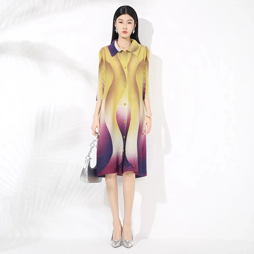 Faltiges Frühlingskleid Miyake, lockerer Farbverlauf, bedruckt, Flip-Kragen, Schnalle, sieben Zoll Ärmel, elastisch, mittellanger, schüttelnder Rock