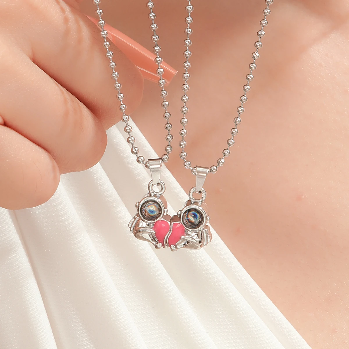 2 قطعة/مجموعة مضيئة المرقعة على شكل قلب لطيف رائد الفضاء الإسقاط زوجين قلادة 100 لغة قل أنني أحبك الموضة #3