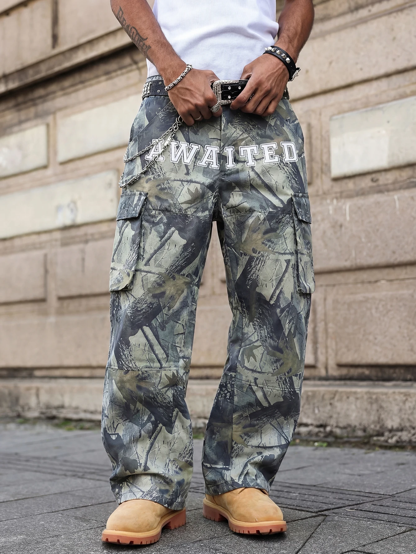 Herren Camouflage Cargo-Hose mit Buchstaben-Print, Weite Beine, Mehrere Taschen, Lässige Streetwear-Hose für Männer – Detail 1