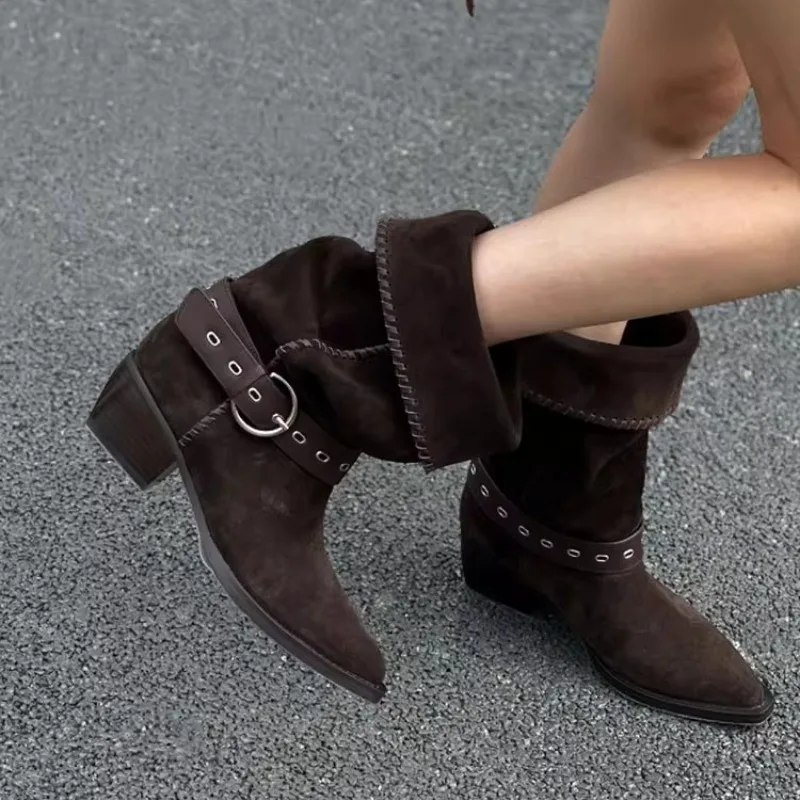 

Винтажные замшевые женские ботинки в стиле вестерн, новинка 2023 года, летние дорожные ботинки с острым носком и пряжкой на ремне, нескользящий блочный каблук