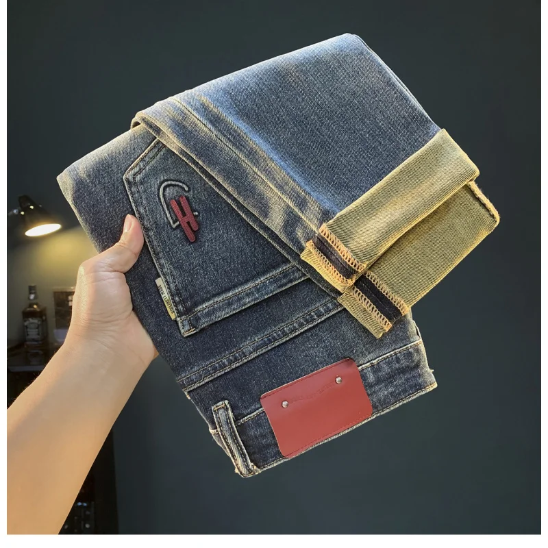 

Осенние и зимние джинсы мужские, новые эластичные брюки на маленьких штанинах 2025 года, корейская версия мягких и удобных толстых брюк.