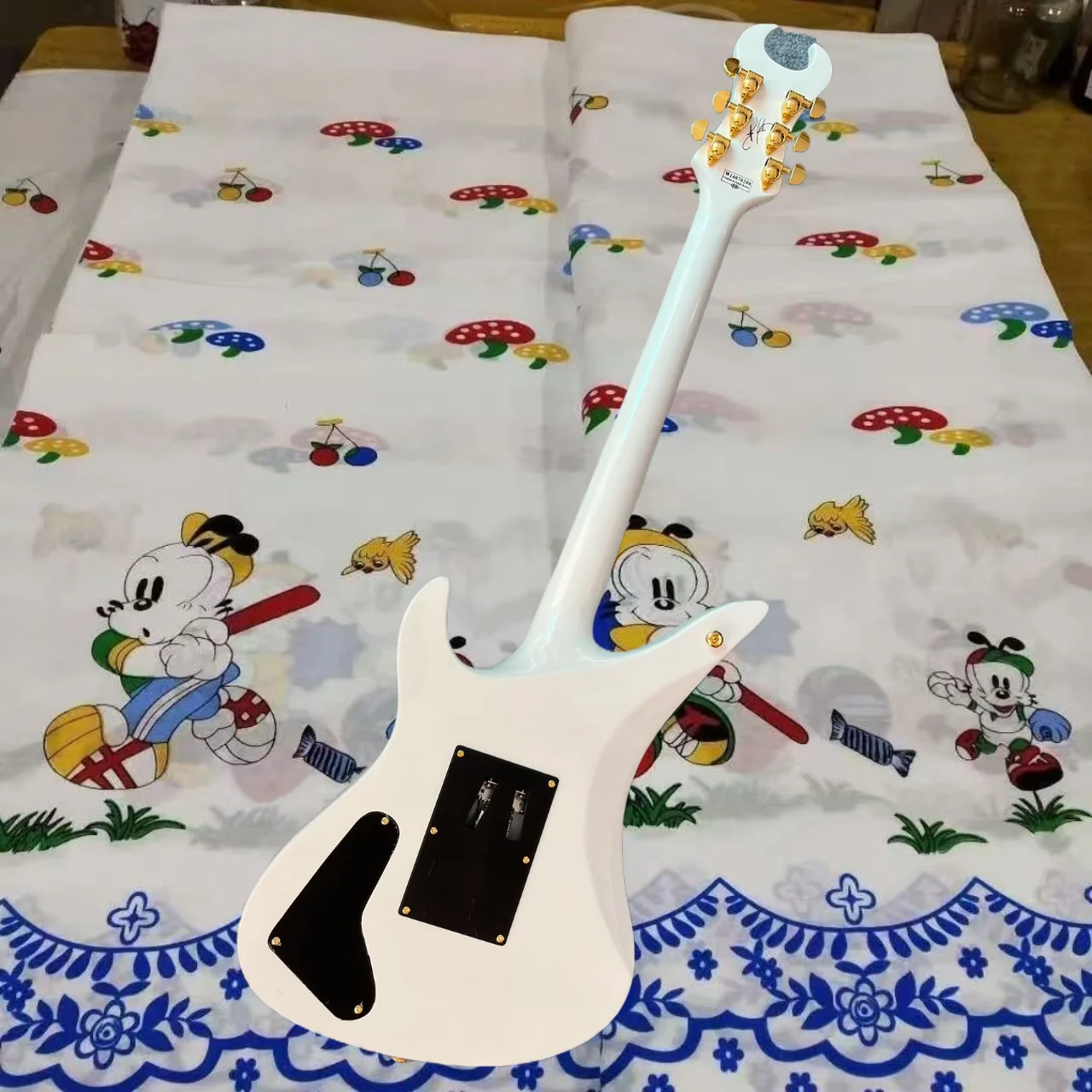 Free shipping of striped electric guitars, stock guitars can be customized and shipped immediately @ 22