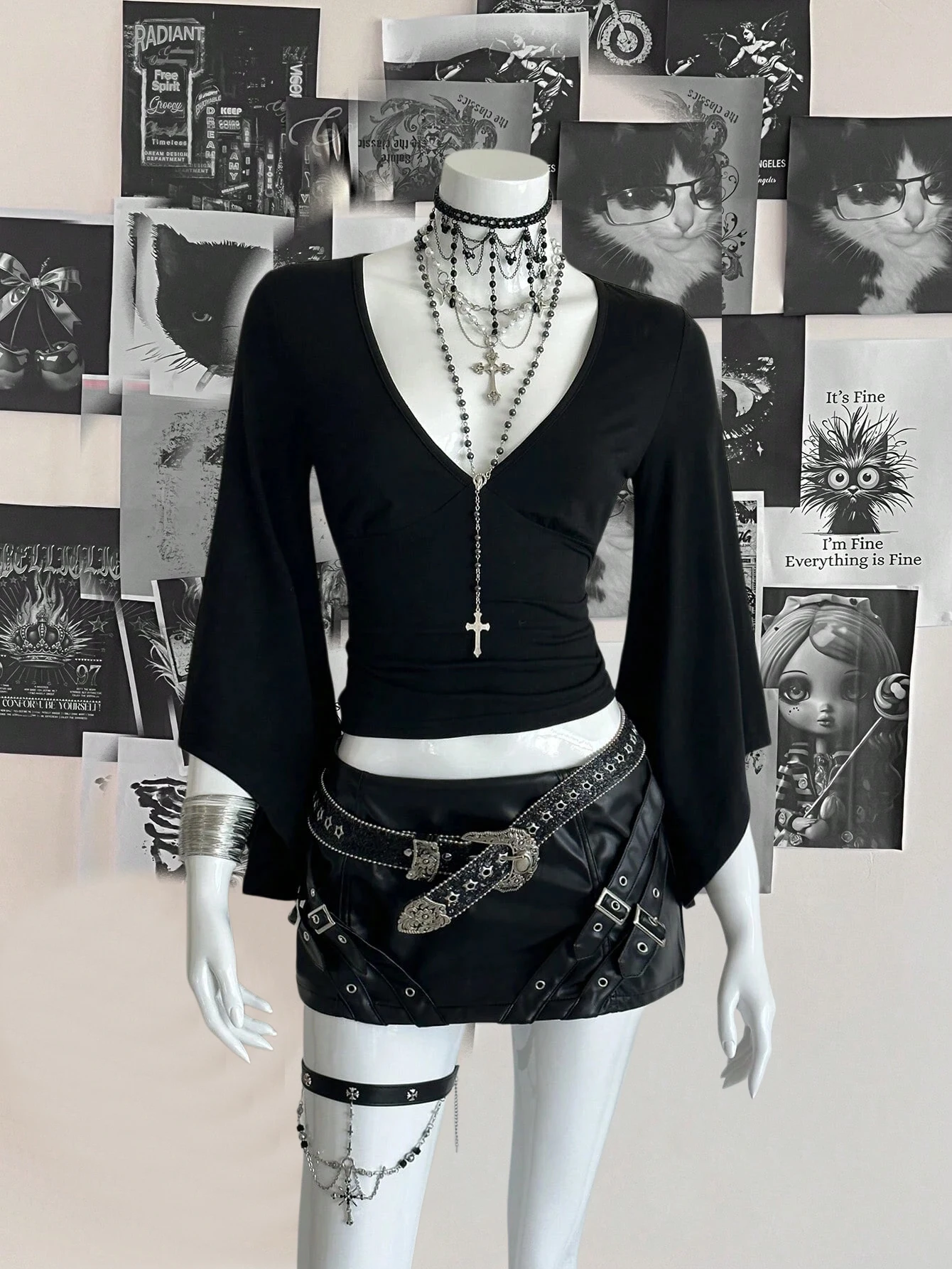 Damen Crop-Top mit tiefem V-Ausschnitt, Reißverschluss vorne, ausgestellten langen Ärmeln, seitlicher Raffung, schmaler Passform, Gothic Streetwear, einfarbig Schwarz, für Ausgeh-Looks, 2026 – Detail 4