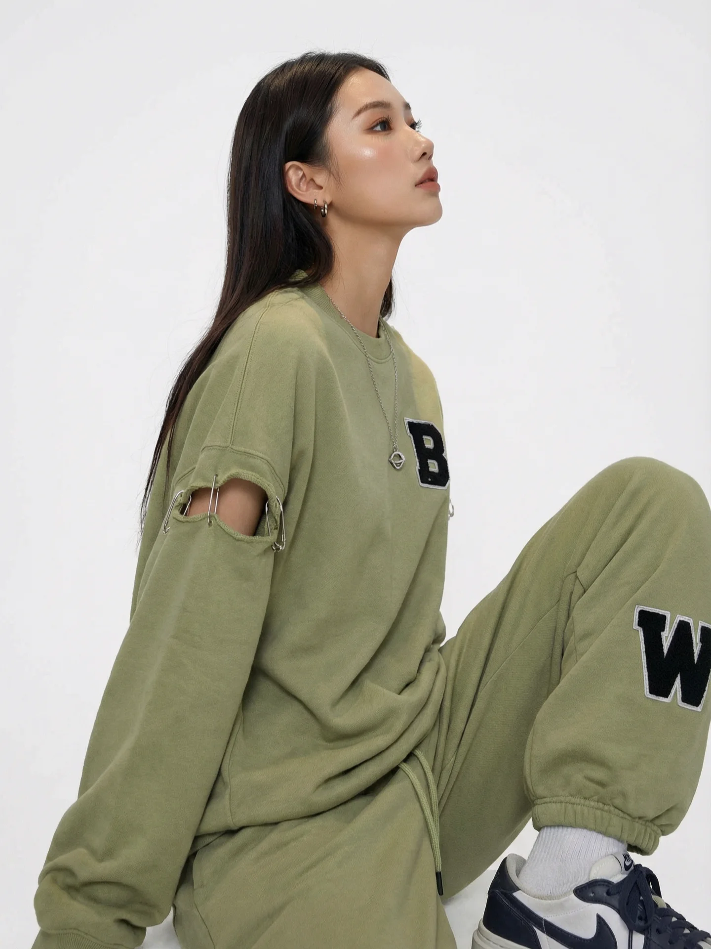 

Спортивный костюм BW: худи и брюки, свободный крой, круглый вырез, средняя длина, контрастные цвета, буквенный принт, хлопок, повседневный стиль