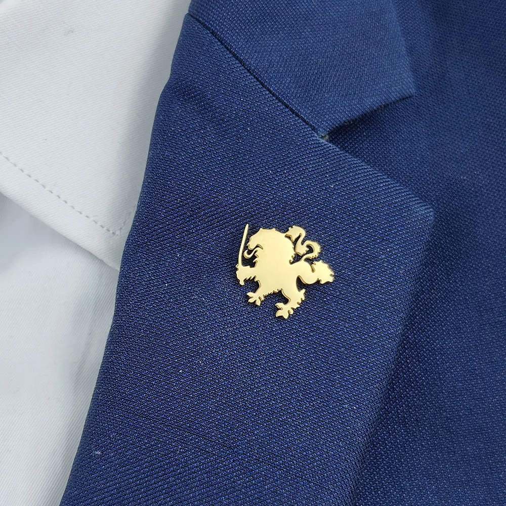 316L Stainless Steel 18K Gold Plated Lion Heraldry Lapel Pin Medieval Sword Lion Brooch Suit Collar Pin Fashion Jewelry Gift