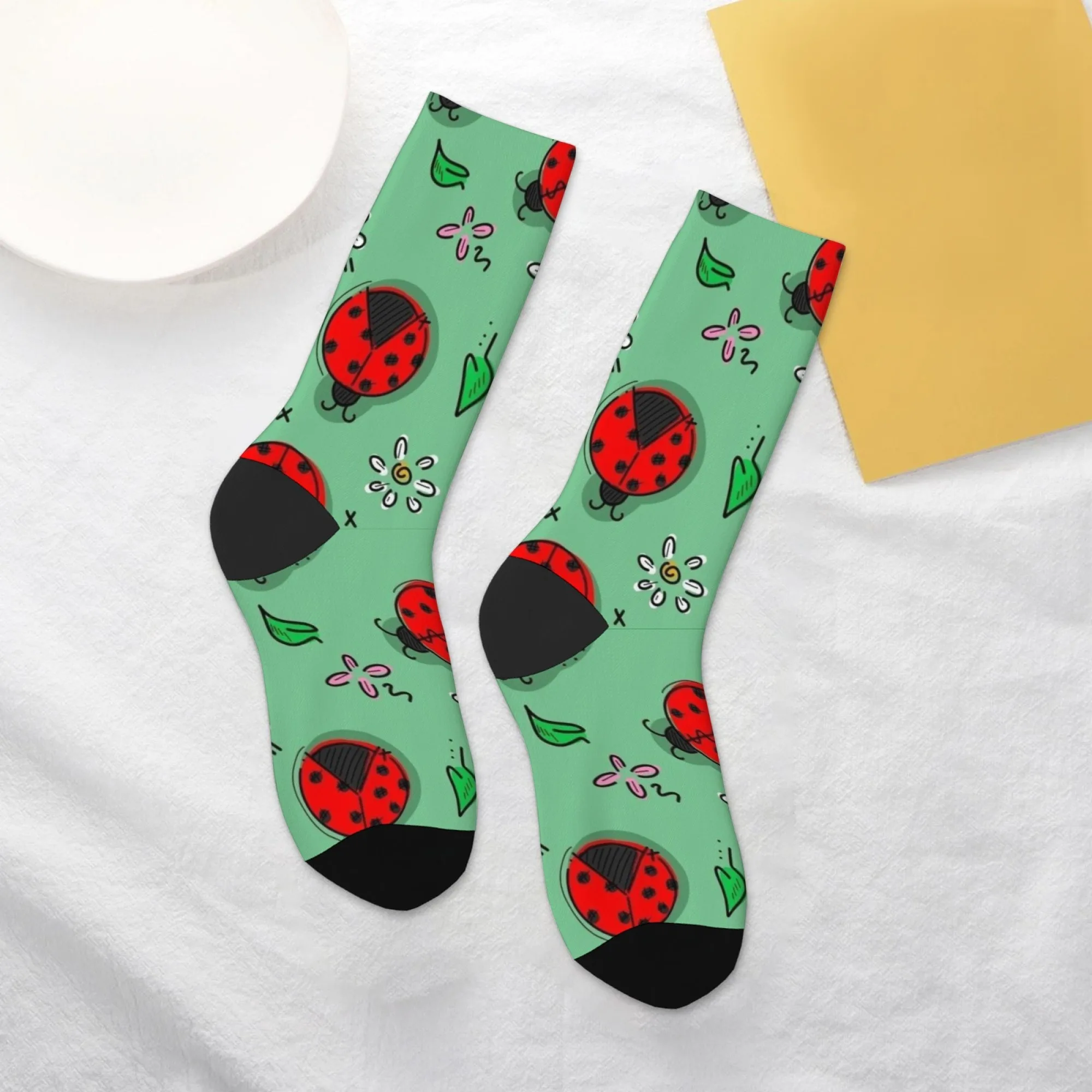 Kaus kaki pria modis dengan latar belakang hijau Ladybug kaus kaki lucu perlengkapan retro gaya logam kaus kaki hip hop jalanan pesta gila anti-selip hangat