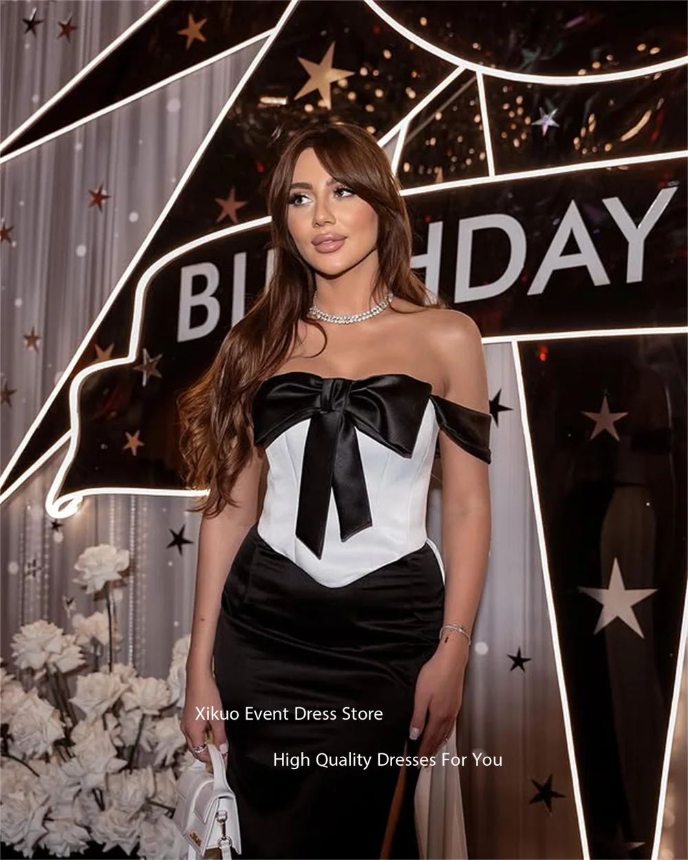 Xikuo فستان حفلات ساتان براقة أسود أبيض حورية البحر حفلة فيستدوس بارا إيفينتوس شق جانبي بفيونكة مطوي فستان سهرة مخصص