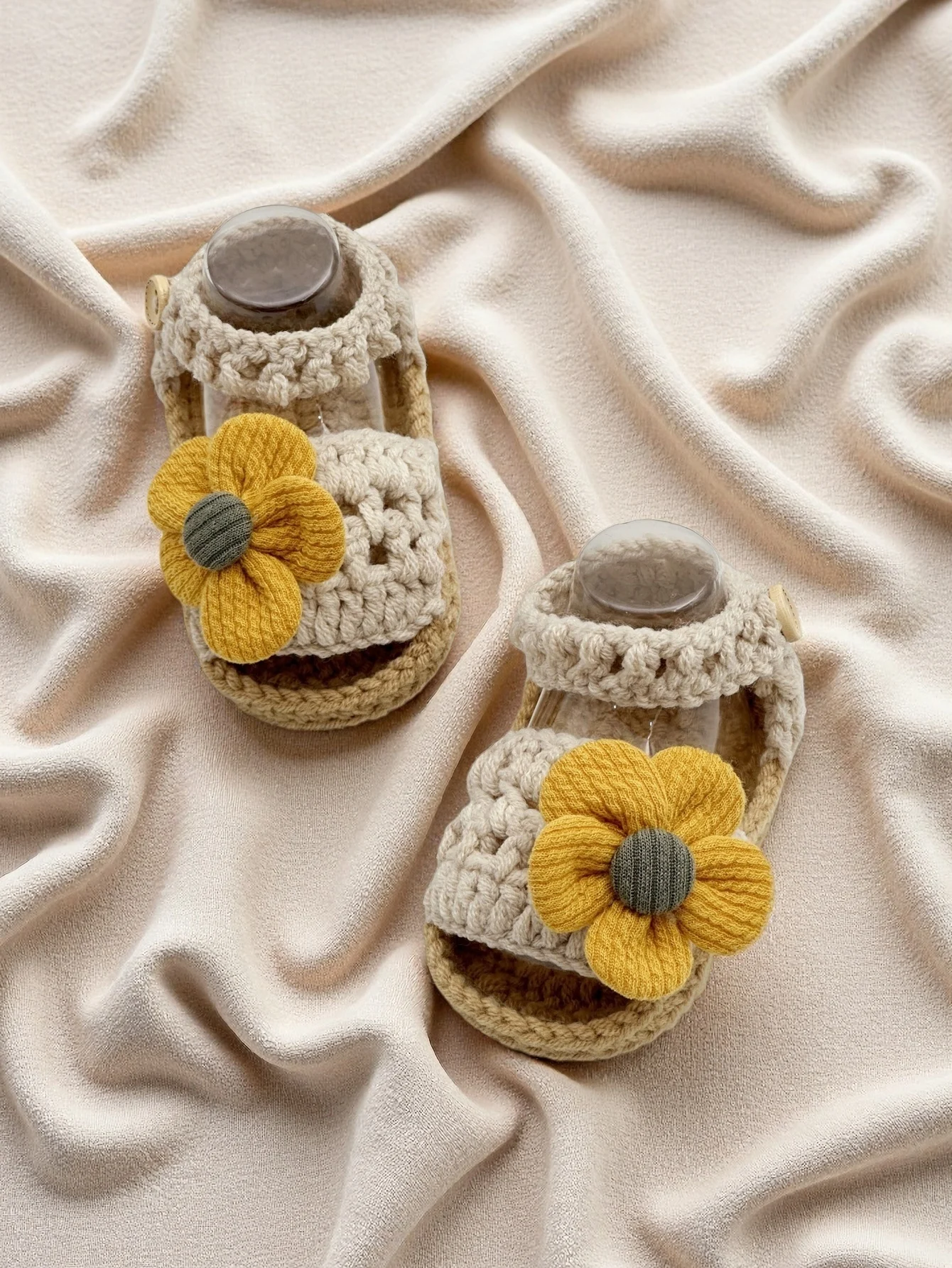 زوج واحد من صنادل الأطفال المصنوعة يدويًا من الكروشيه مع زهرة صفراء، أحذية بيج متماسكة مع زر إغلاق، أحذية ناعمة لحديثي الولادة #3