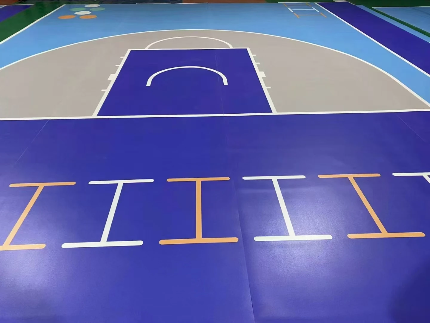 سجادة رياضية كبيرة الحجم للمحكمة الرياضية الداخلية غير قابلة للانزلاق وأرضيات معدنية من مادة PVC مصنوعة من خشب القيقب وكرة السلة من الفينيل