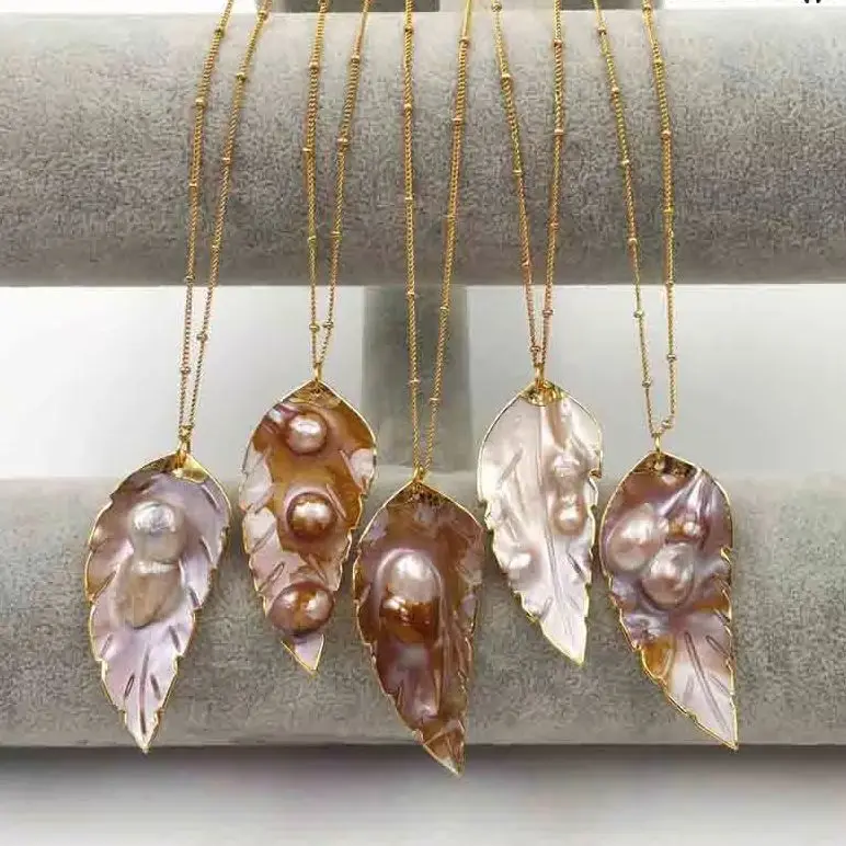 WT-JN054 WKT New Natural Shell Plant Shape Random Size Pearl Metal Link Ladies Elegant Pendant Necklace
