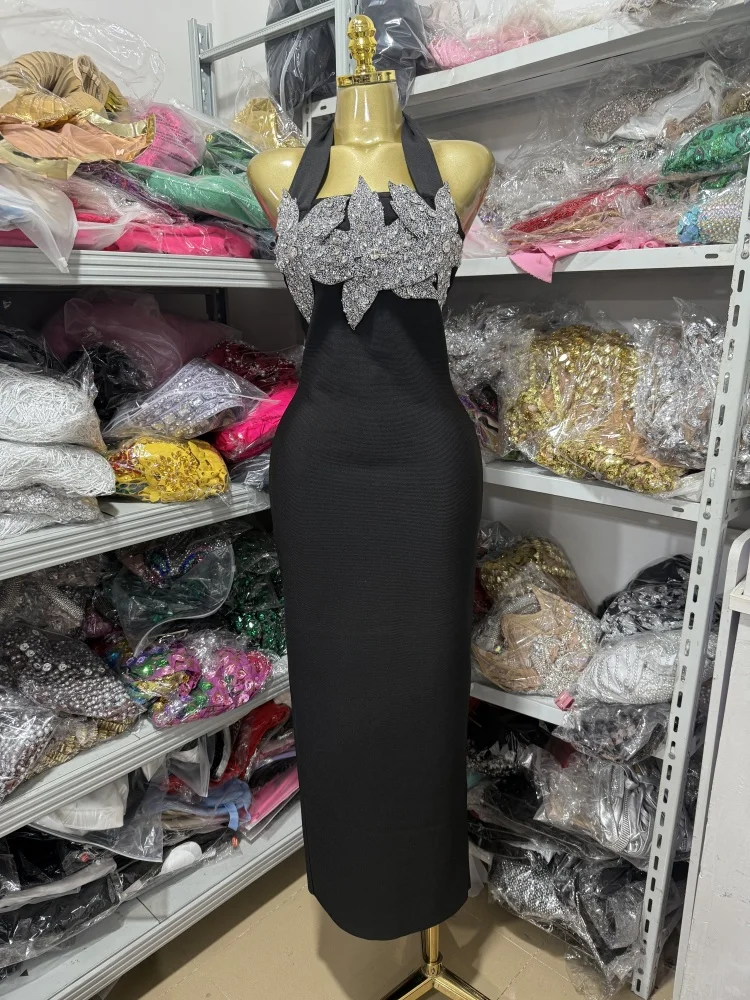 فستان أسود، مثير برقبة رسن مع زخارف أوراق الماس، حقيبة ضيقة بدون ظهر، فستان طويل بأشرطة على الورك، للعشاء #3