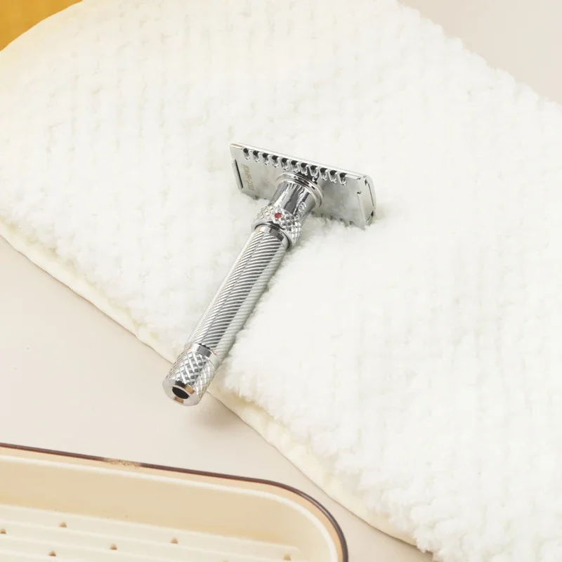 ماكينة حلاقة آمنة للرجال من Yaqi قابلة للتعديل من FINAL CUT OC بلون كروم