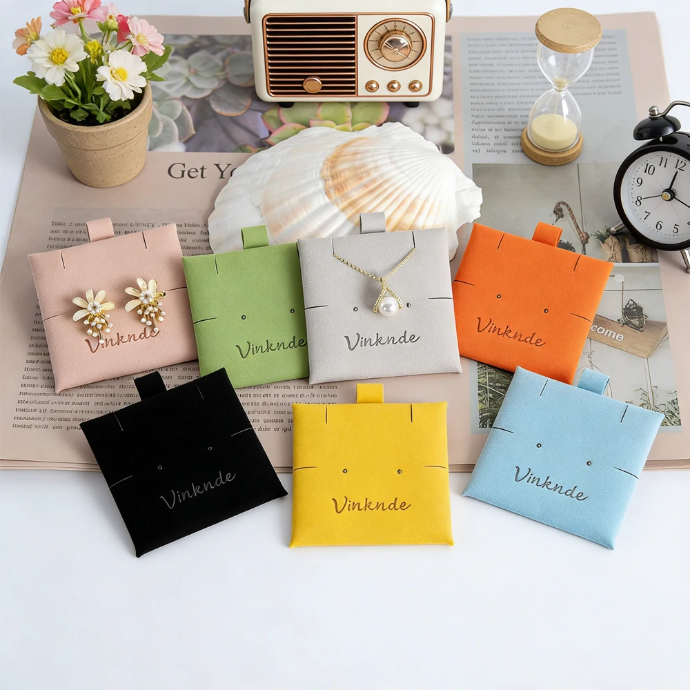 

Новая посылка для ювелирных изделий из микрофибры на заказ, вставка для карт, печатный логотип, 6x6 см, маленькие серьги-гвоздики, ожерелье, упаковка, подушечки для дисплея, коробки