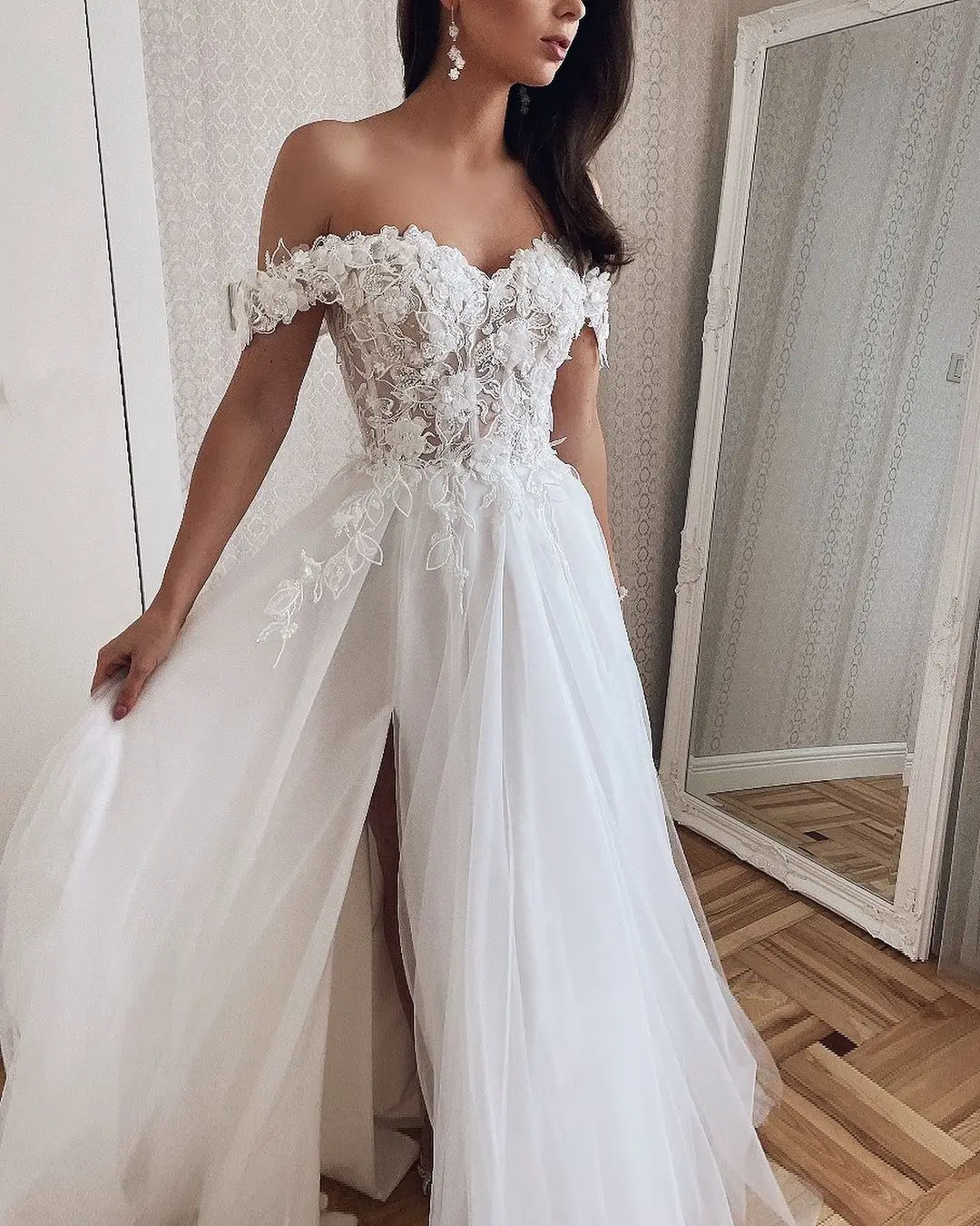 Boho Wedding Dresses Crystal Beading Off the Shoulder Lace Appliques A-Line Wedding Gown Sweetheart Bridal Gown