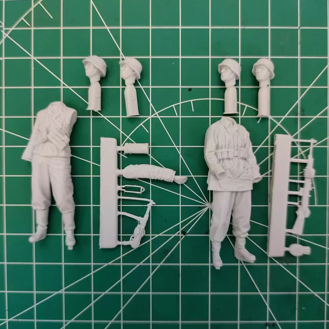 1/35 Scale Resin Figure Model Kit Historical Military Miniatures GK Statue Grenadiers 2figures Unassembled and Unpainted DIY Toy