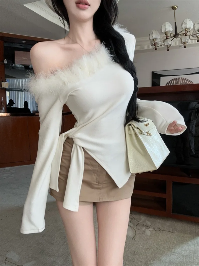 เสื้อยืดผู้หญิงทรงเข้ารูป แขนยาว ลายมัดย้อมแบบอสมมาตร โชว์ไหล่ ดีไซน์ใหม่สำหรับฤดูใบไม้ร่วงและฤดูหนาว แต่งขนเฟอร์