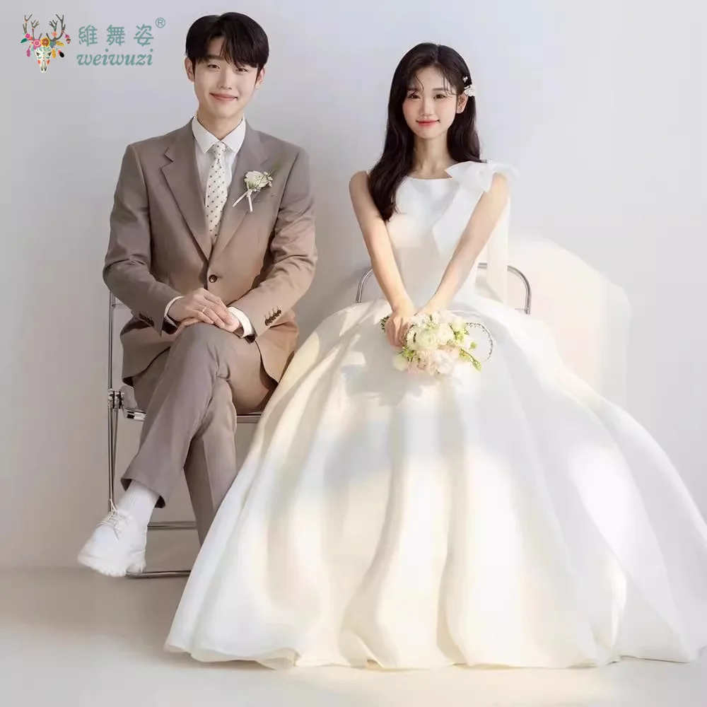 2025 Abito da sposa da sposa girocollo in stile coreano Abito da sposa semplice e con decorazione con fiocco su una spalla Abbigliamento per foto di coppia