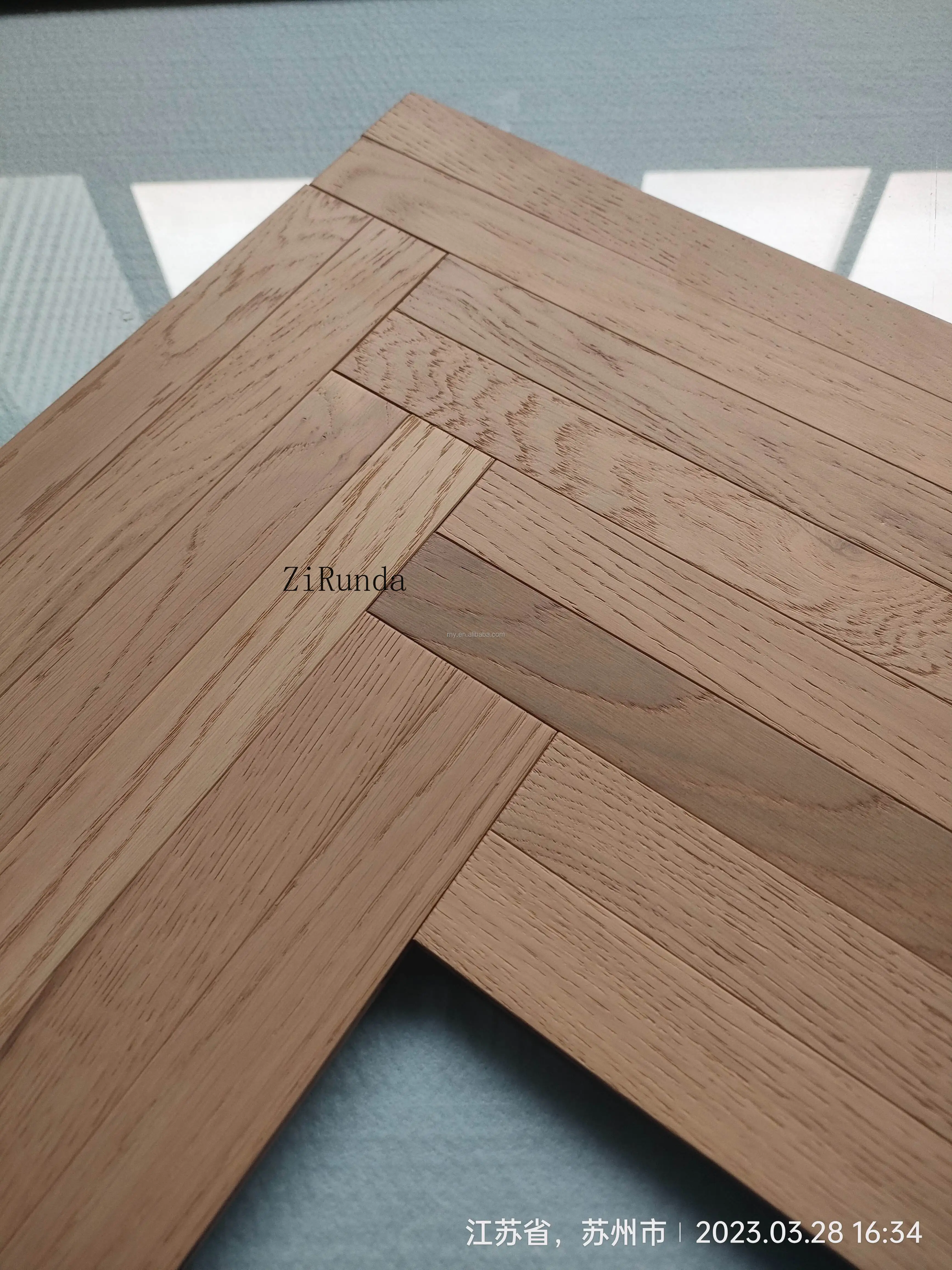 نسخة مخصصة من غرفة المعيشة ذات الأرضية الخشبية الهندسية متعددة الأغراض من خشب البلوط الأوروبي