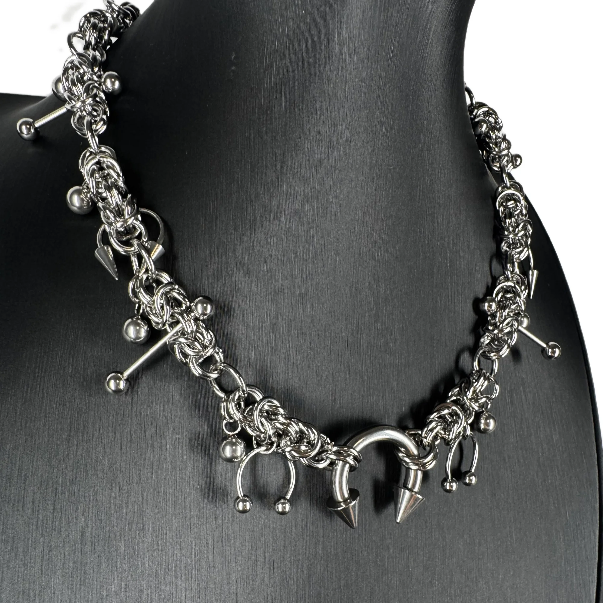 Gothic Punk Spike Horseshoe Choker Halskette aus Edelstahl, klobige geflochtene Kette, edgy Statement-Schmuck für Damen & Herren – Detail 1