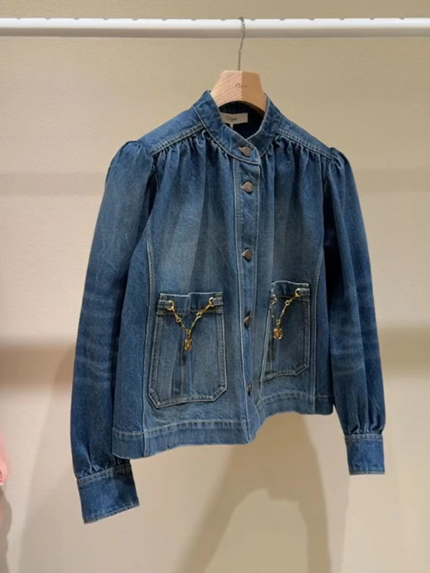 

Женская джинсовая куртка Ele Blue с утягивающим эффектом на талии, весна 2026, приталенный крой, объемные рукава, однотонная