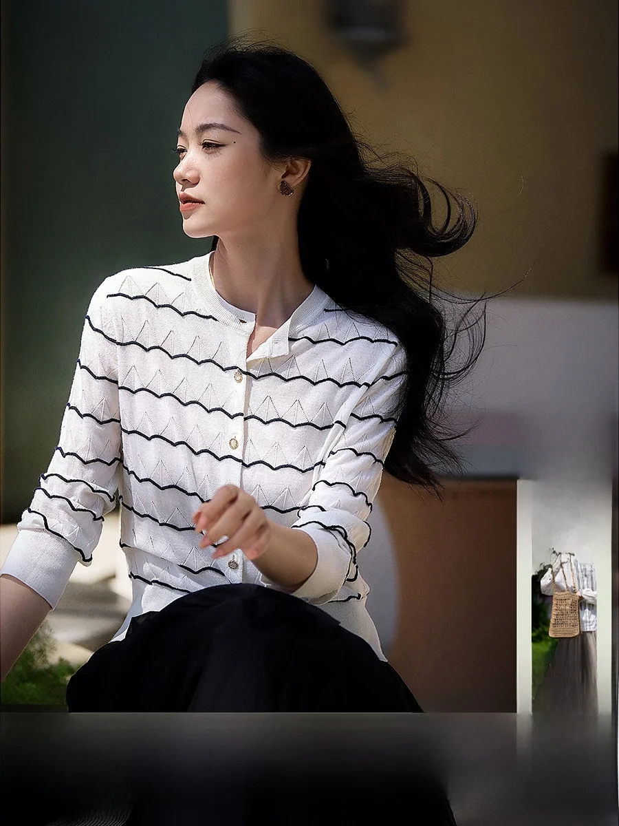 

Spring 2026 Women's Woolen Knitted Sweater Striped Top Yangzi Yarn Soft Long Sleeve round Neck Button Front Casual Wear