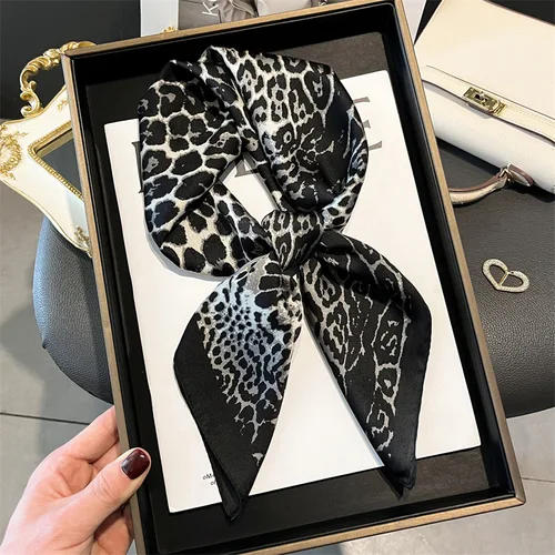 Imagen 2 del producto Bufanda con estampado de leopardo de diseño de lujo para mujer, bufanda lisa de seda, diadema musulmana suave, cinta cuadrada elegante, pañuelo de satén